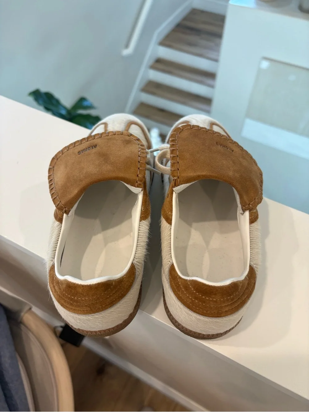 ALOHAS Kids White and Tan Suede Low-Top Sneakers with Gum Sole